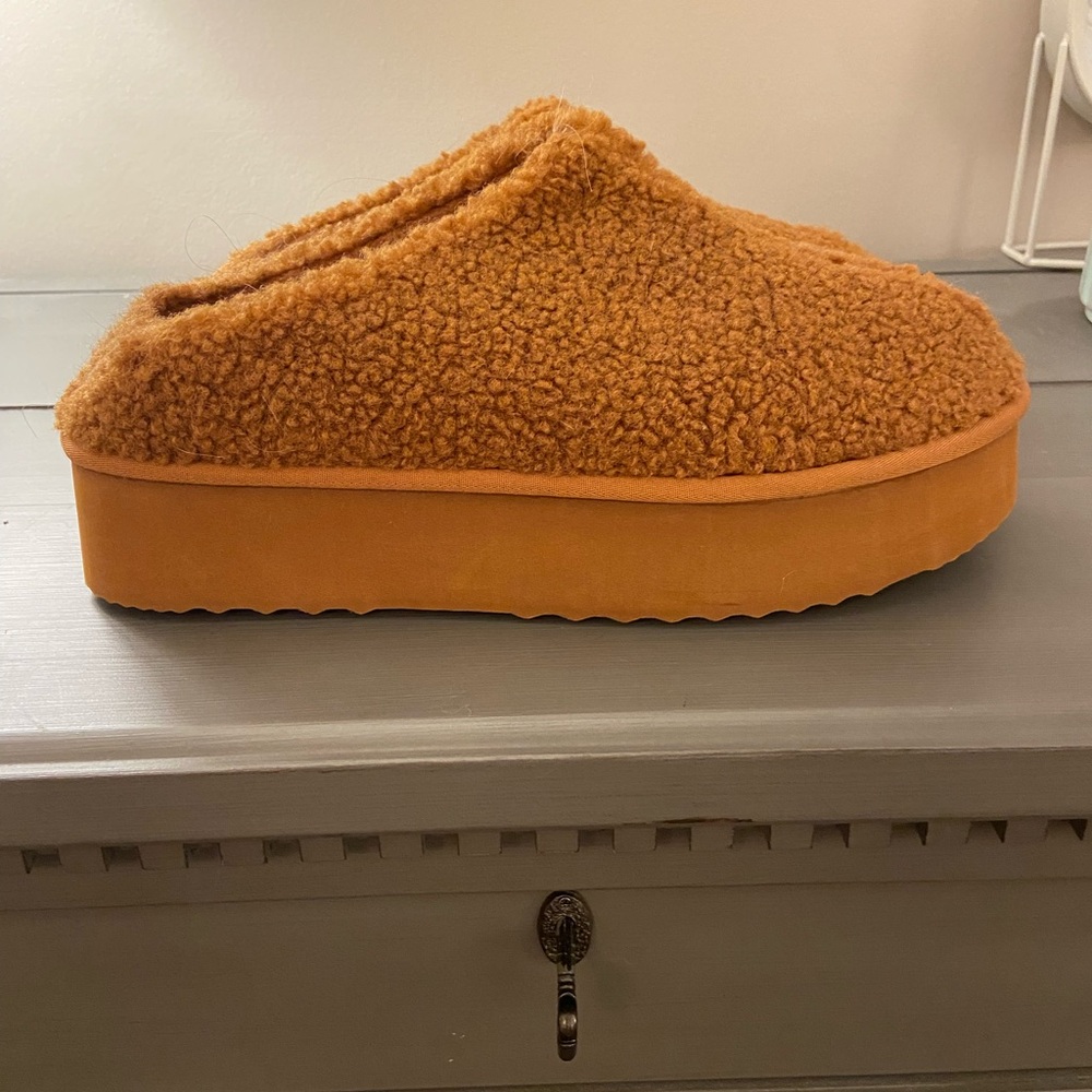 Brown fuzzy platform slippers, Beach by Matisse, size 9